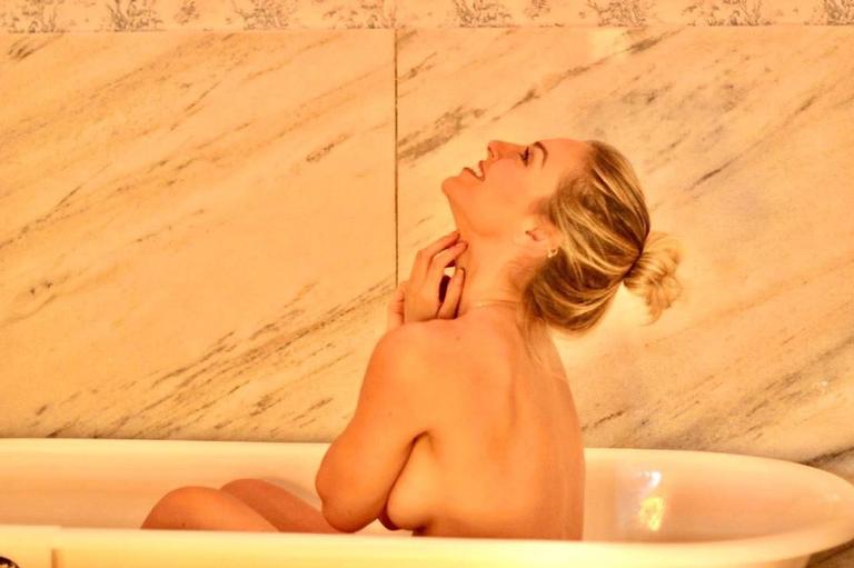 Ex-BBB Paula causa e surge totalmente nua na banheira e amiga ‘entrega’ momento íntimo