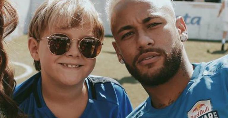 Filho de Neymar, Davi Lucca dá beijinho em irmão recém-nascido e encanta