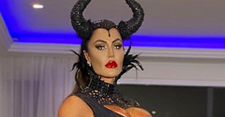 Gracyanne Barbosa rouba a cena e surge seminua na casa de Anitta: ”Furacão”