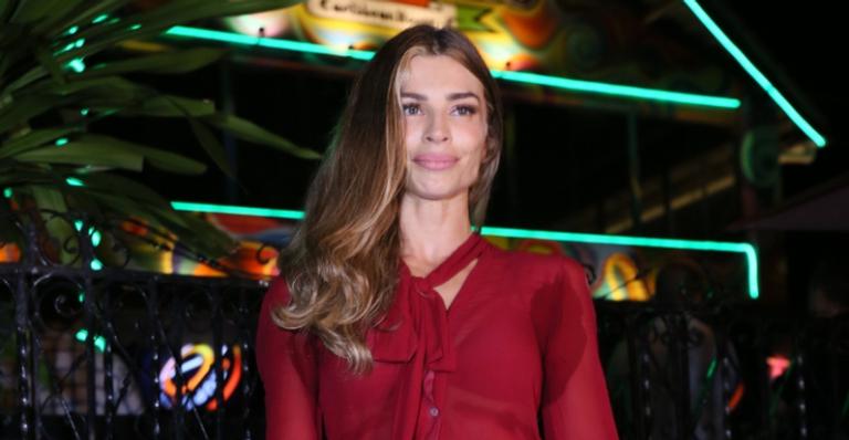 Grazi Massafera surge com look de bruxa e sua beleza choca web: ”Deusa”