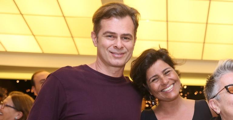 Pais de Rafael Vitti oficializam casamento após 25 anos de união: ”Viva o amor”