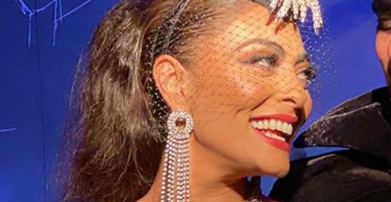 Juliana Paes arrasa com microvestido transparente na festa de Anitta