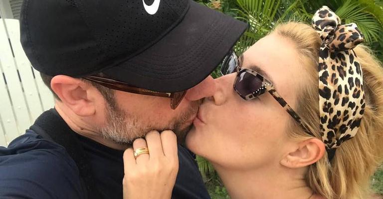 Luiza Possi passa a tarde com o marido praticando esportes e se declara: “Meu grande amor”