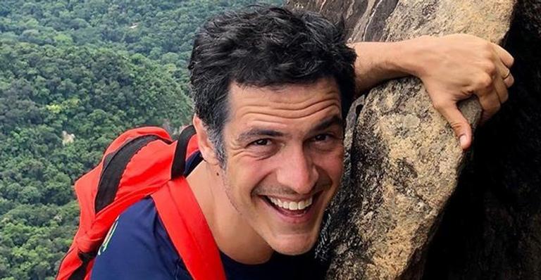 Mateus Solano se arrisca para tirar foto em penhasco e preocupa fãs: ”Sai daí”