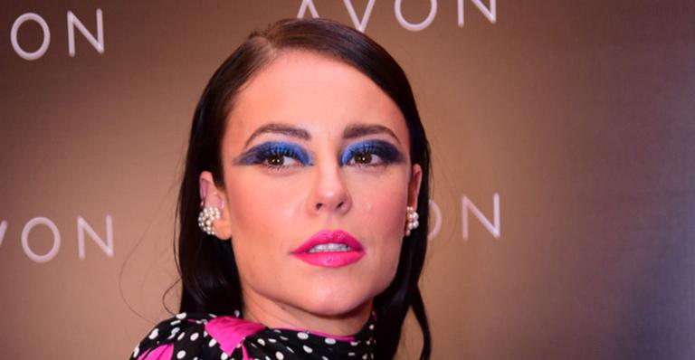 Paolla Oliveira causa com vestido coladíssimo e carão poderoso em evento