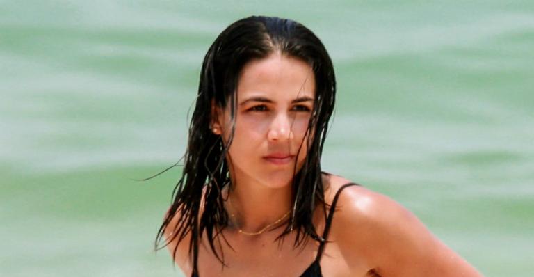 Pérola Faria renova o bronze e exibe corpão em dia de praia no Rio de Janeiro
