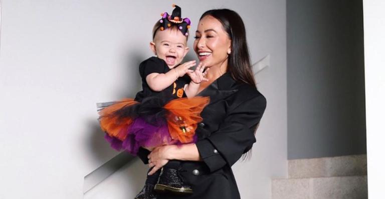 Sabrina Sato encanta a web ao postar clique de Zoe engatinhando com look de Halloween: ”Bruxinha linda”