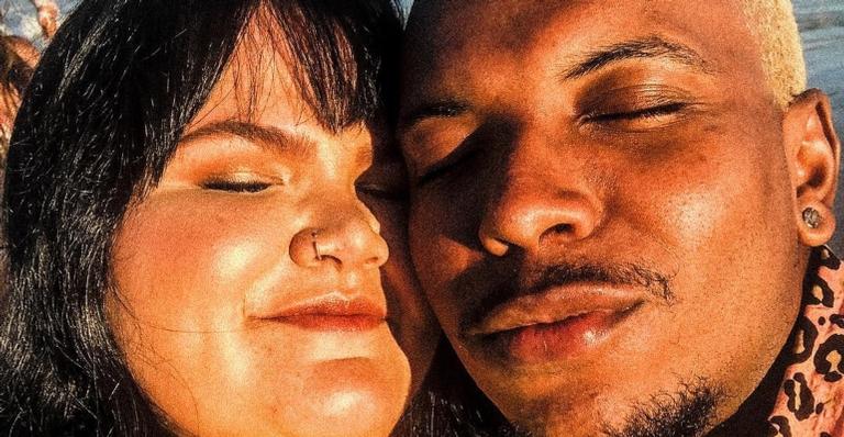 O clima esquentou! Thais Carla faz clique sensual ao lado do marido e declara: ”Devassa de amor”
