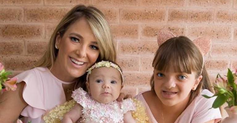Ticiane Pinheiro mostra Rafaella e Manuella fantasiadas para Halloween: ”Abóboras mais lindas”