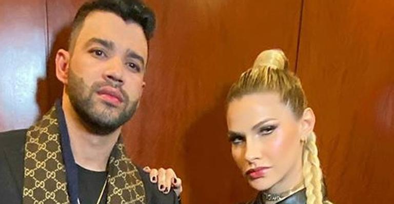 Andressa Suita surge de camisão de couro e bota de cano alto em look chiquérrimo