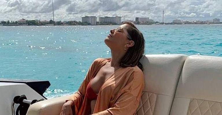 Deborah Secco ostenta o corpão após mergulhar em piscina natural: “Leve”
