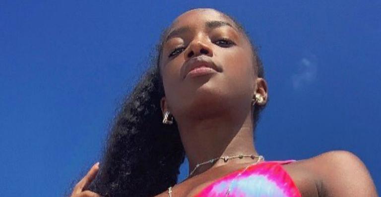 Iza arrasa com biquíni cavado e focaliza no bumbum em selfie no espelho