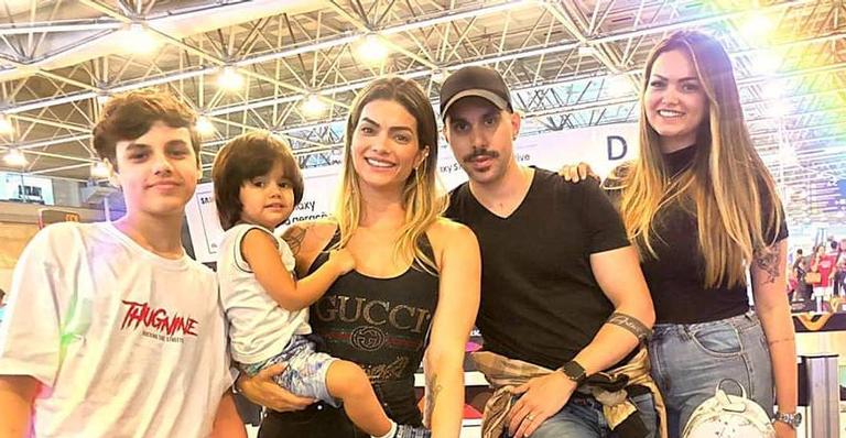 Kelly Key posta clique ao embarcar para Fortaleza com a família