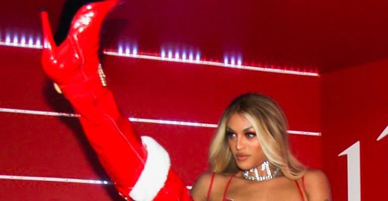 Pabllo Vittar surge endiabrada com saia mínima e faz poses provocantes em boate