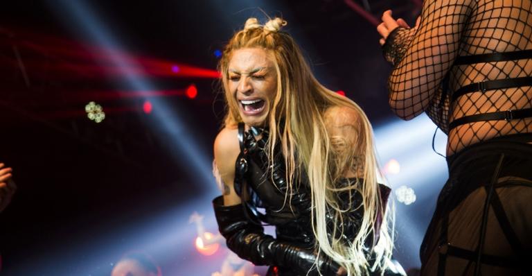 Em show, Pabllo Vittar é surpreendida por sua equipe em seu aniversário e se emociona: ”Muito obrigada”