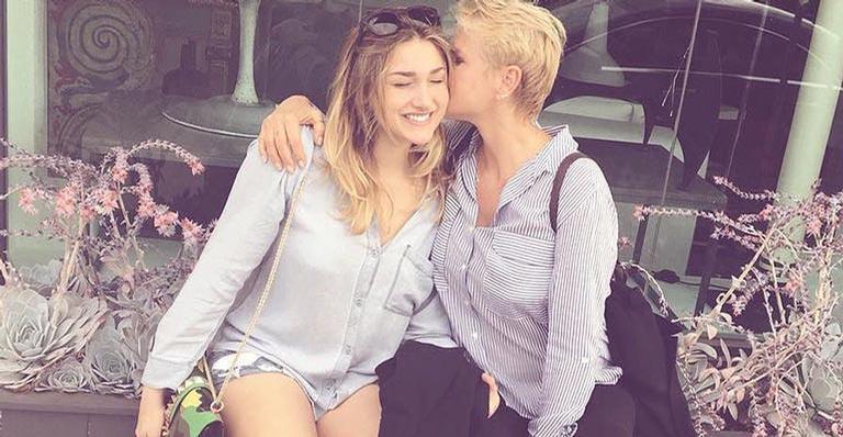 Sasha Meneghel curte dia de compras com Xuxa em Nova York