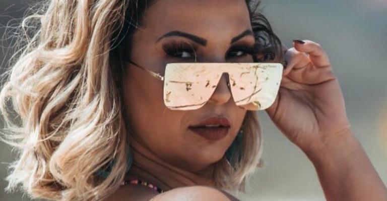 Valesca Popozuda ergue maiô até o limite e causa em clique sensual: ”Parou a praia”