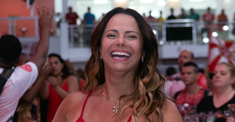 Com look justinho, Viviane Araújo mostra samba no pé e ostenta o corpão em escola de samba