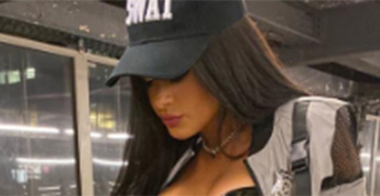 Aline Riscado causa e pega metrô de top sexy e calça de cintura baixa