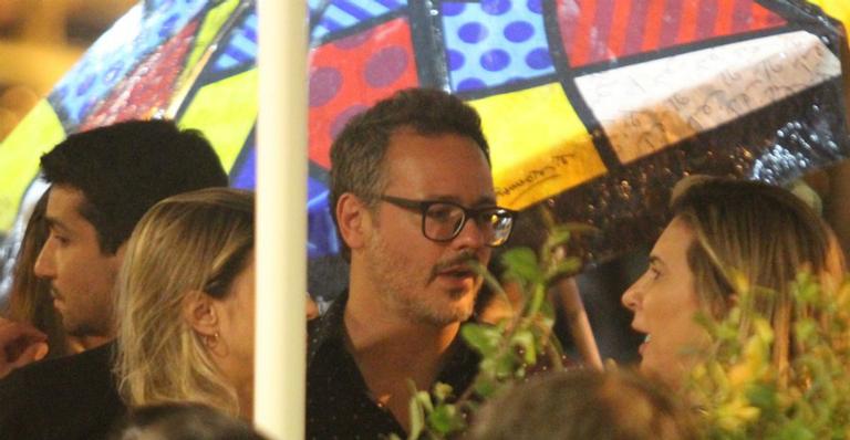 Danton Mello faz rara aparição pública com a esposa gata em noite carioca