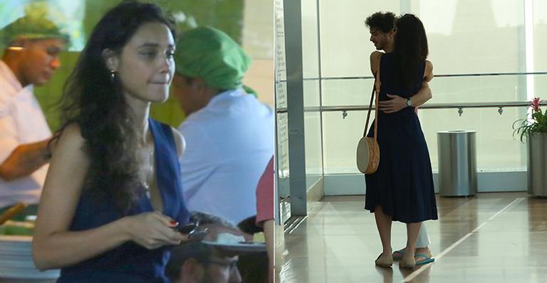 Débora Nascimento é flagrada feliz e trocando carinhos com o novo namorado