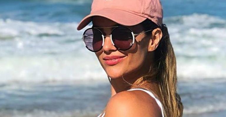 Aos 36 anos, Kelly Key empina bumbum na praia e biquíni mínimo atrai elogios: ”Tô babando, baby”