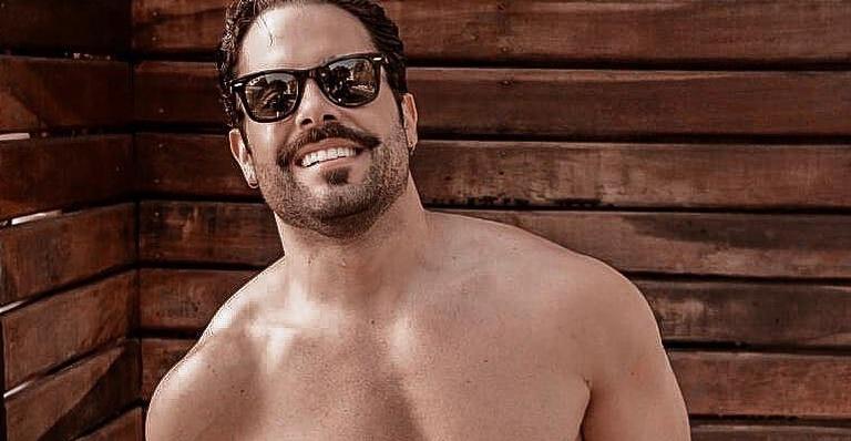 Pedro Carvalho, de A Dona do Pedaço, exibe corpo impressionante em foto descamisado
