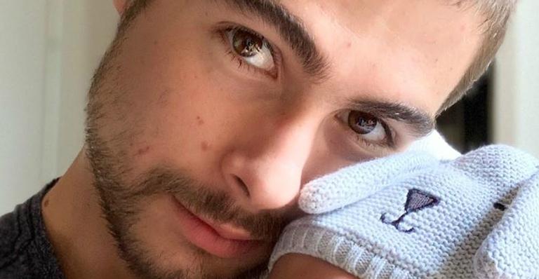 Rafael Vitti agarra a pequena Clara Maria e explode fofurômetro com rosto rechonchudo: ”O pai te ama”