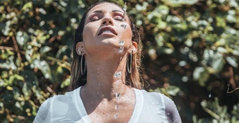 Valesca Popozuda molha a camiseta branca e mostra tudo: ”Tentando me refrescar”