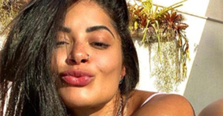 Aline Riscado coloca biquíni micro e empina o bumbum em sua mansão