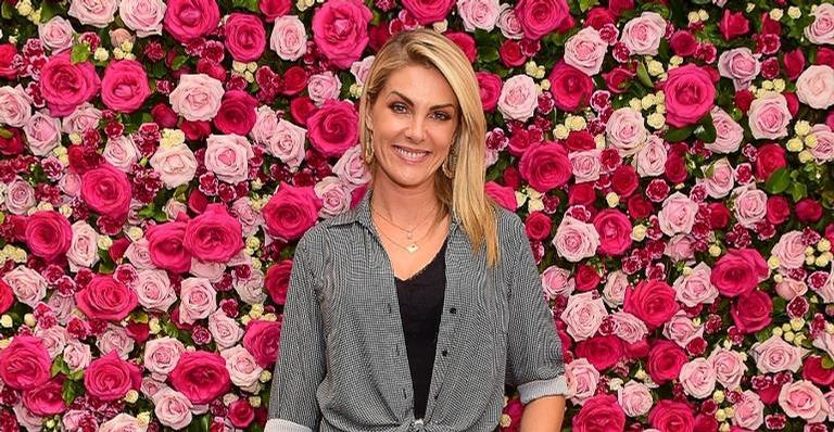 Ana Hickmann aproveita domingo para passear com cachorros: ”Academia favorita”