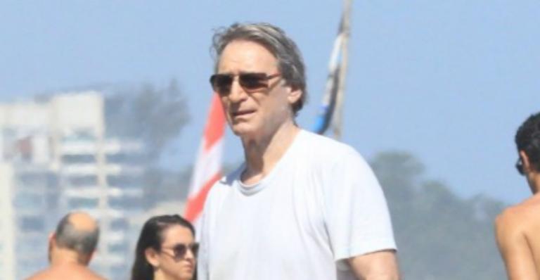 Herson Capri faz rara aparição com a esposa e filhas em dia de praia