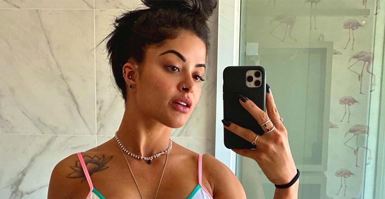Musa do Carnaval, Aline Riscado faz selfie na academia e ostenta corpo escultural