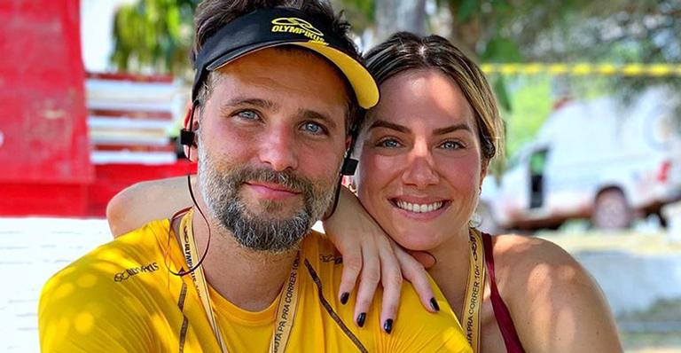 Bruno Gagliasso e Giovanna Ewbank resgatam filhotinho de cachorro na estrada: ”Está toda machucada”
