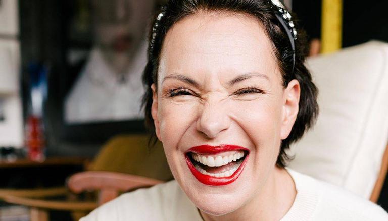 Carolina Ferraz posa com look deslumbrante e se diverte ao relembrar de personagem icônica