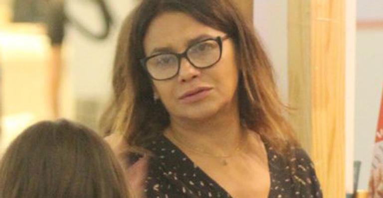 Dira Paes é flagrada em shopping com os dois filhos e semelhança choca fãs
