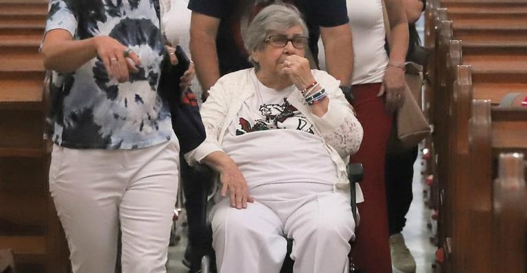 Mãe de Jorge Fernando surge abatida e recebe apoio em missa de sétimo dia
