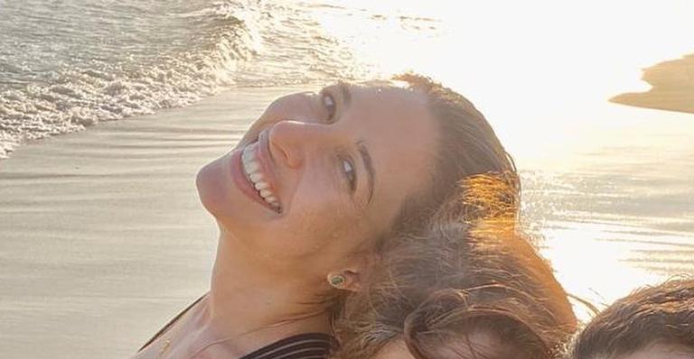 Giselle Itiê comove fãs ao exibir barrigão em foto ao lado da família: ”Amor”