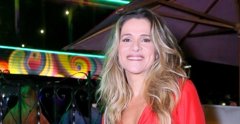 Ingrid Guimarães posa com cachorro e recebe elogios de Carolina Dieckmann: ”Foto linda”