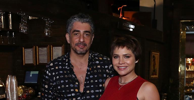 Letícia Colin surge deslumbrante com vestido de gala no final da gestação