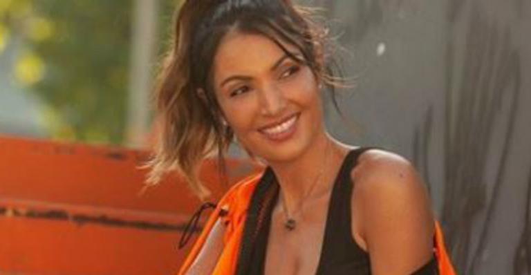Patrícia Poeta exibe a ótima forma em look com a barriguinha seca de fora e surpreende internautas