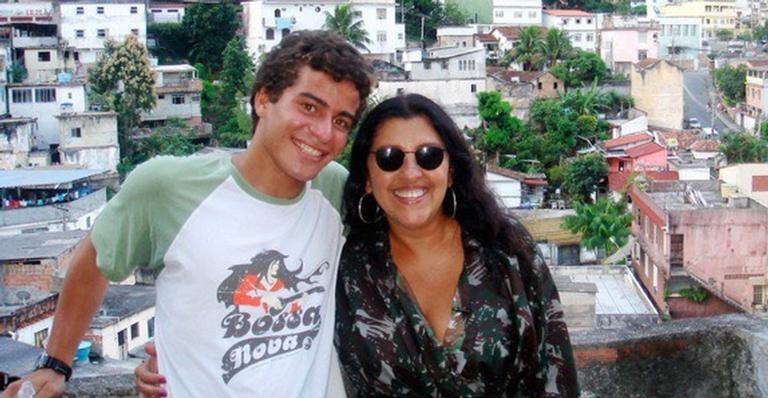 Thiago Martins revela ligação do passado de sua mãe com Regina Casé: ”Faz parte da minha vida”