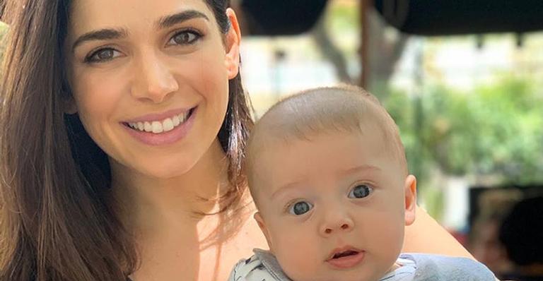 Fofura! Sabrina Petraglia registra a reação do filho de 6 meses ao pisar na grama: ”Descobrindo texturas”