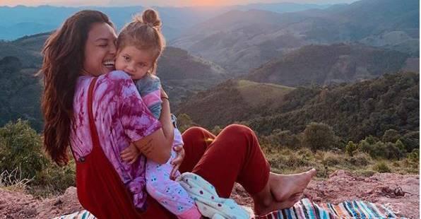 Yanna Lavigne compartilha foto com filha e famosos se derretem: ”Amo vocês”