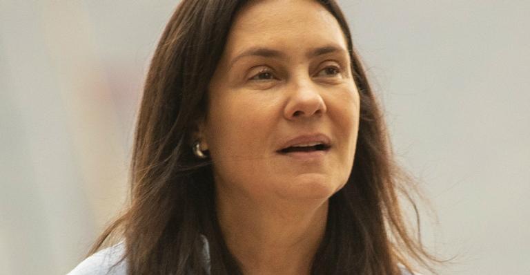 Adriana Esteves faz rara aparição com filho gato de 19 anos