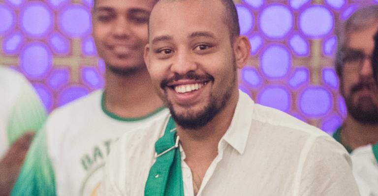 Antônio Carlos, o Mussunzinho, posa com noiva gata e recebe críticas: ”Palmitagem”