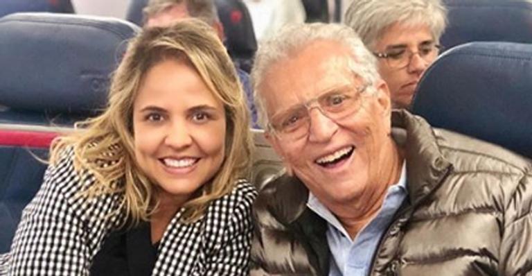Esposa de Carlos Alberto de Nóbrega causa em banheiro de avião após drama com aliança de R$ 45 mil