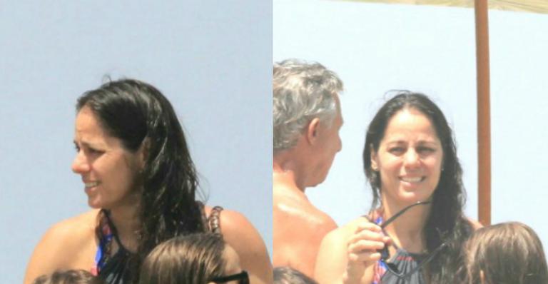 Cláudia Mauro surge em raro momento com os filhos na praia e beleza chama atenção