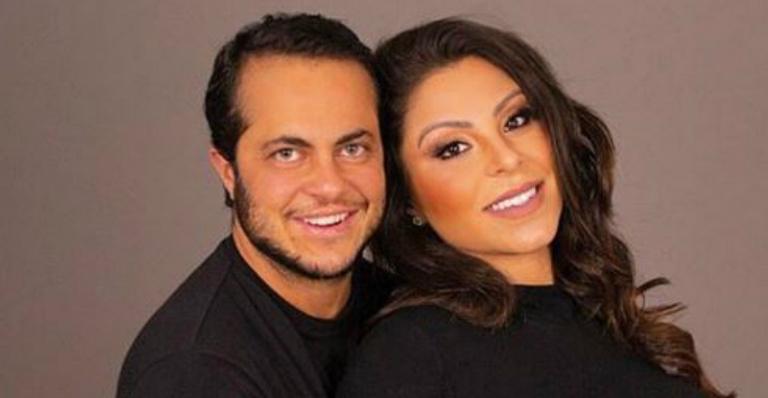 Esposa de Thammy Miranda celebra 30 semanas de gestação e exibe barrigão no limite