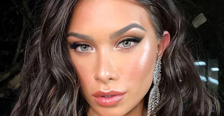 Namorando, Flávia Pavanelli posa ao lado de camelos em Dubai e encanta a web